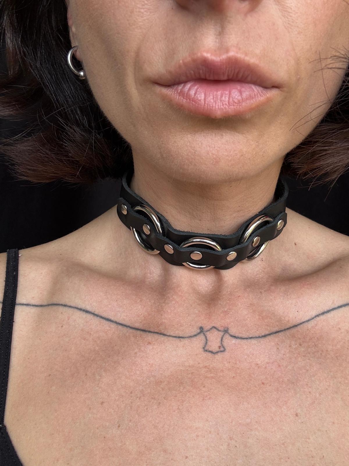 Leather choker with two intersecting rings