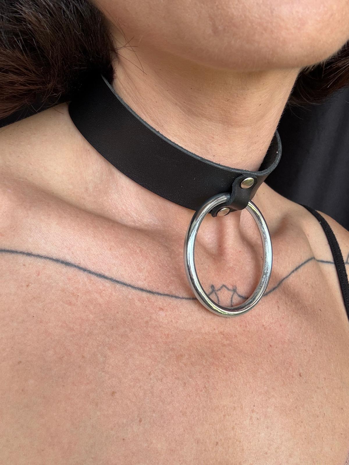 Wide leather choker with large ring