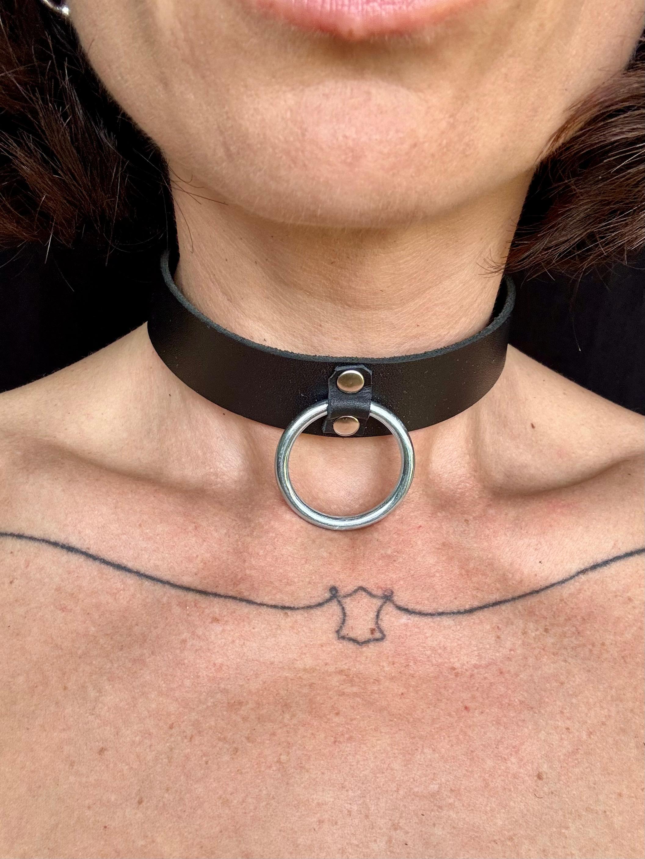 Wide leather choker with large ring